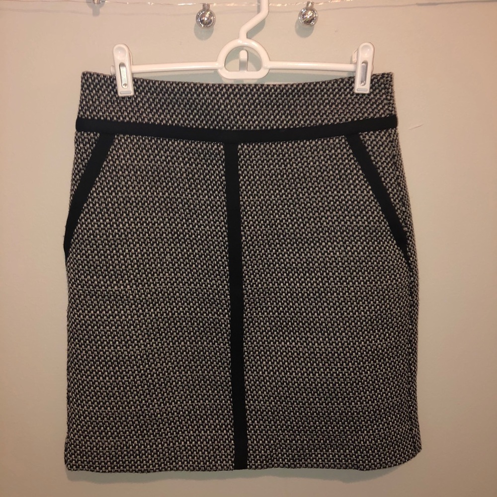 Black and white LOFT pencil skirt